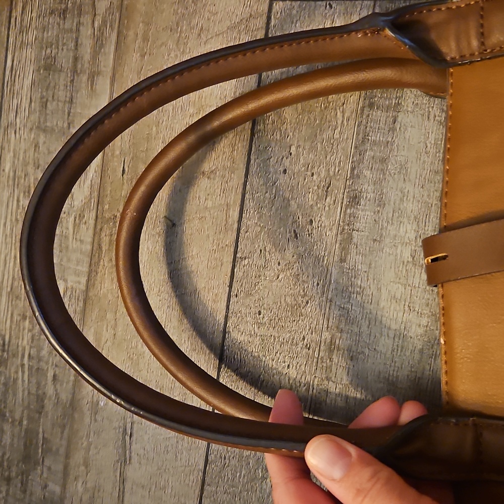Tan Leather Shoulder bag with Timeless Design Universal thread - Picture 2 of 8